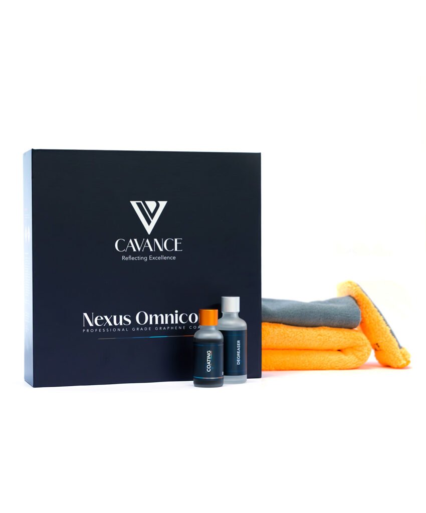 Cavance kit met doeken ernaast. Ervoor staan de flesjes coating en degreaser