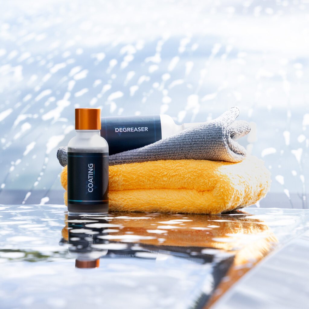 Coating en Degreaser met applicator en prep cloth op een auto die nog in de schuim staat