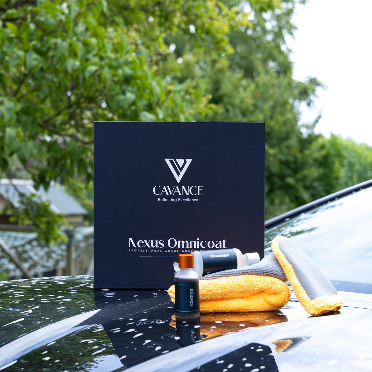 hybride coating voor autos, op een auto geplaatst buiten met bomen op achtergrond