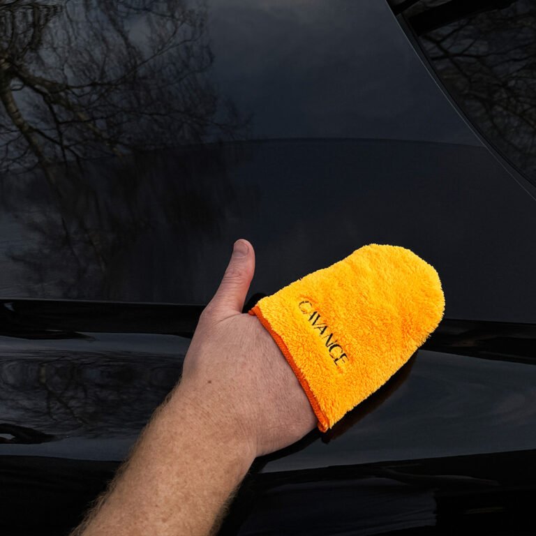 Applicator sleeve van Cavance op een zwarte auto