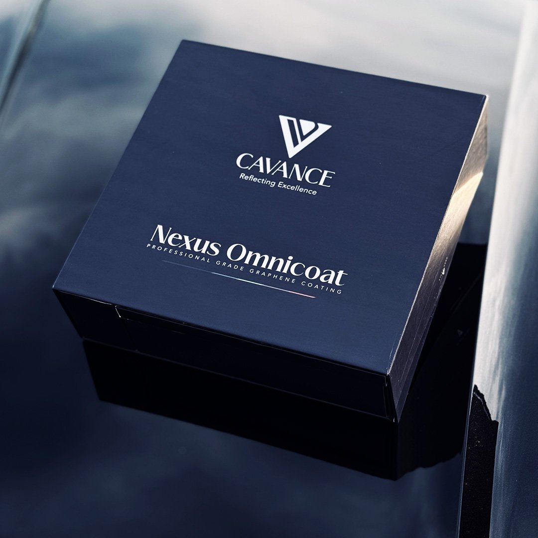 De doos van de Nexus Omnicoat op een motorkap van een auto