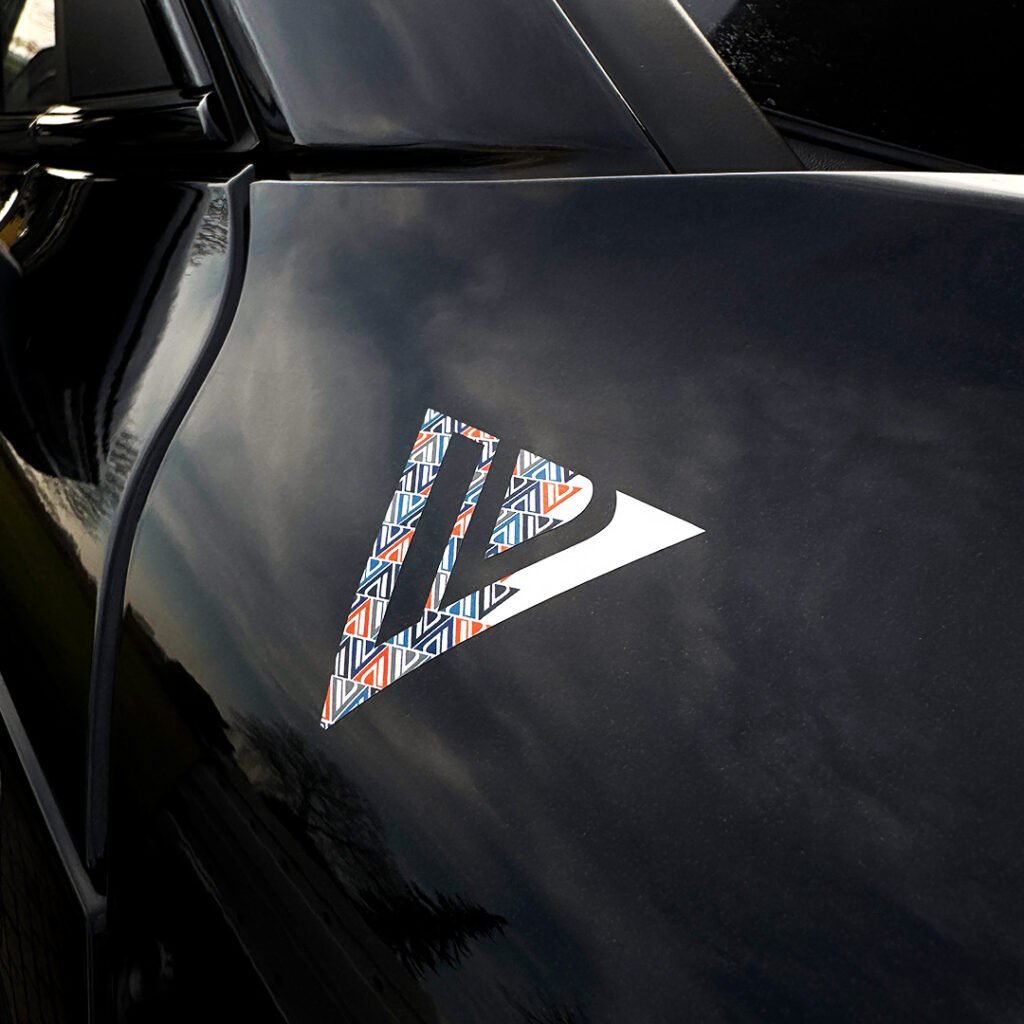 Status indicator Mark sticker op een zwarte auto.