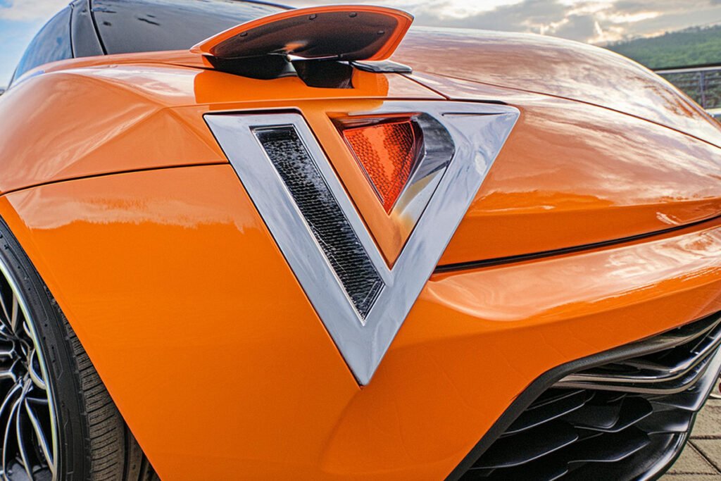 oranje supercar met hybride autocoating