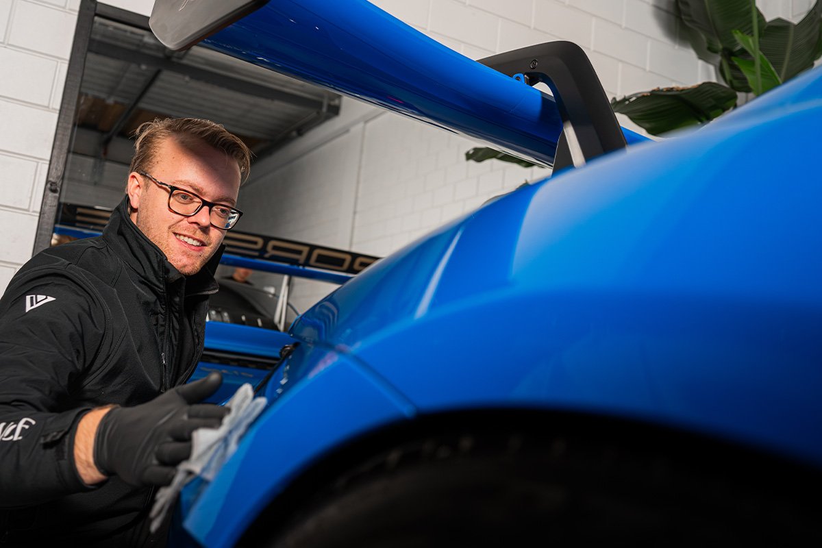 detailer die een keramische coating aanbrengt op een porche gt3 rs