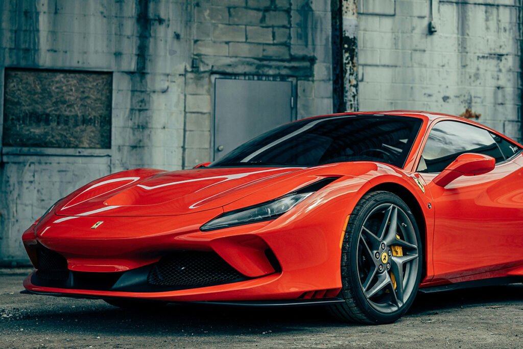 rode Ferrari glanzend van de coating voor een industrieel gebouw