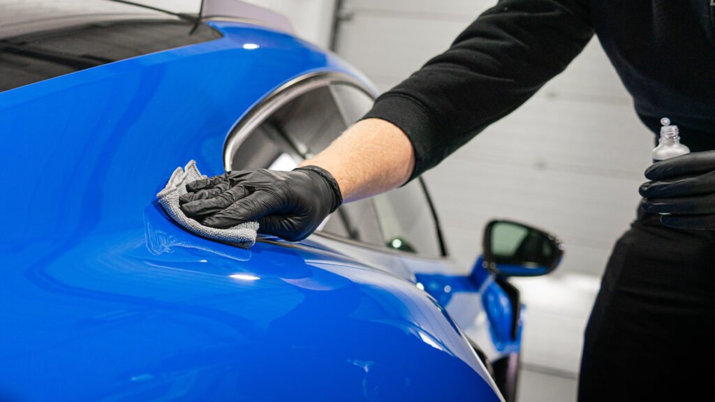 auto die ontvet wordt met de kit van cavance