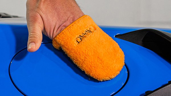 coaten van blauw autopaneel met applicator sleeve