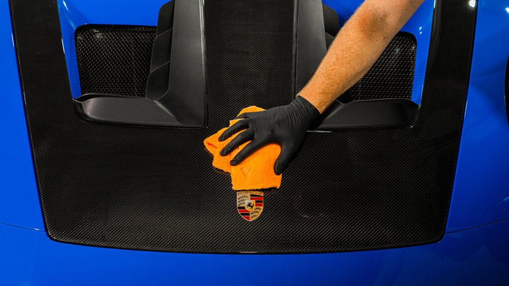 buff cloth over carbon paneel van Porche
