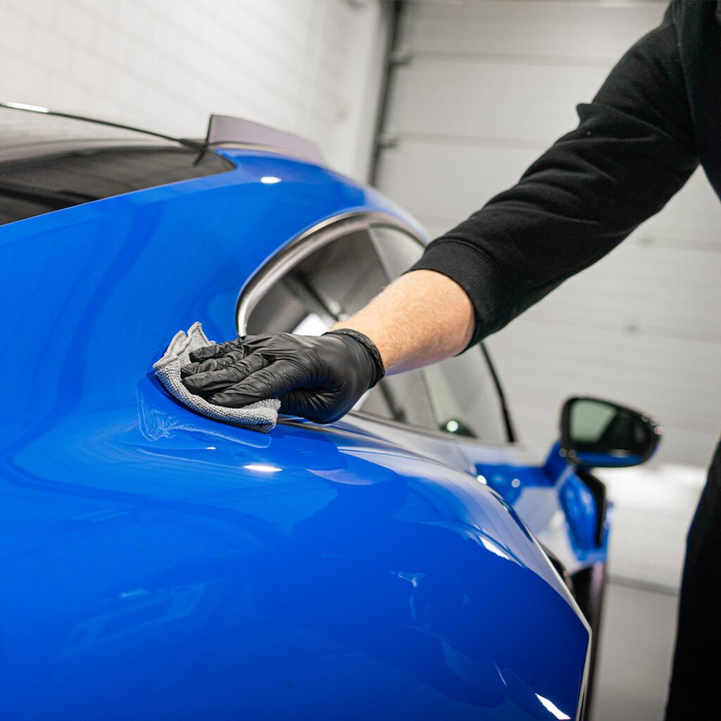 man die ontvetter aanbrengt op een autopaneel