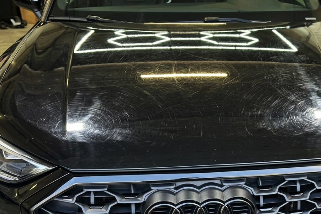 een motorkap van een audi met swirls erop