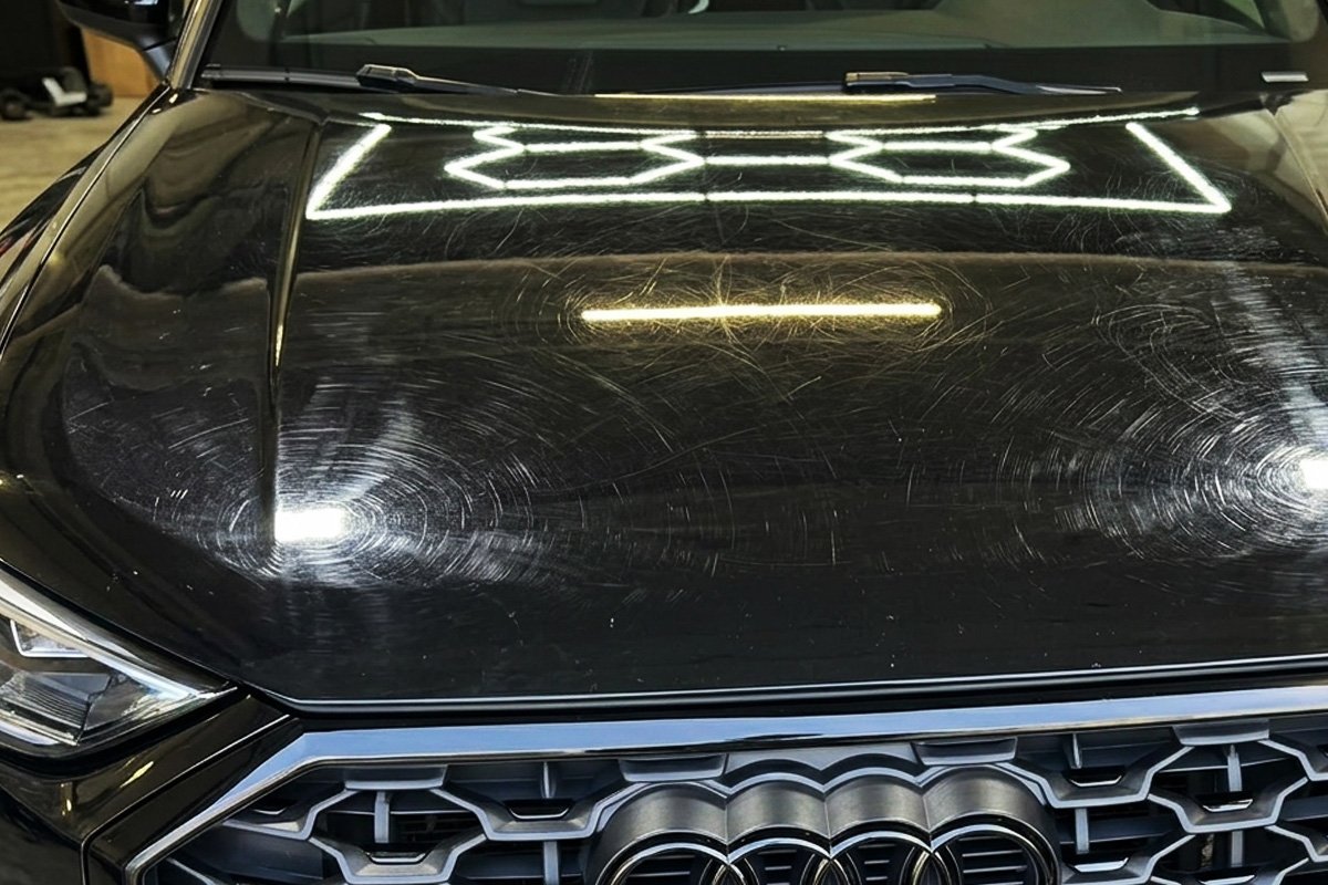 een motorkap van een audi met swirls erop